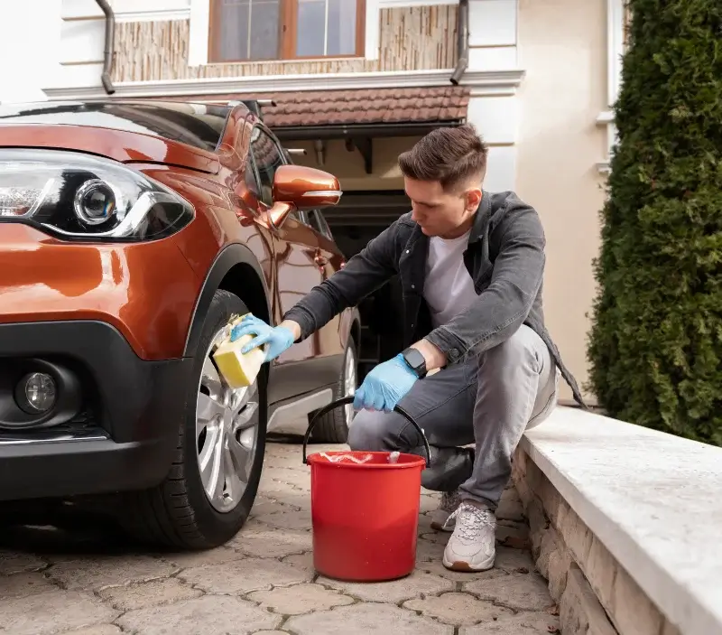 Lavage auto à domicile Ménerbes : professionnel intervenant sur un véhicule